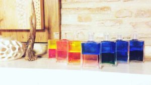 Les produits Aura Soma accompagnent parfois la séance de leurs fragrances colorées, naturelles et vibrantes.