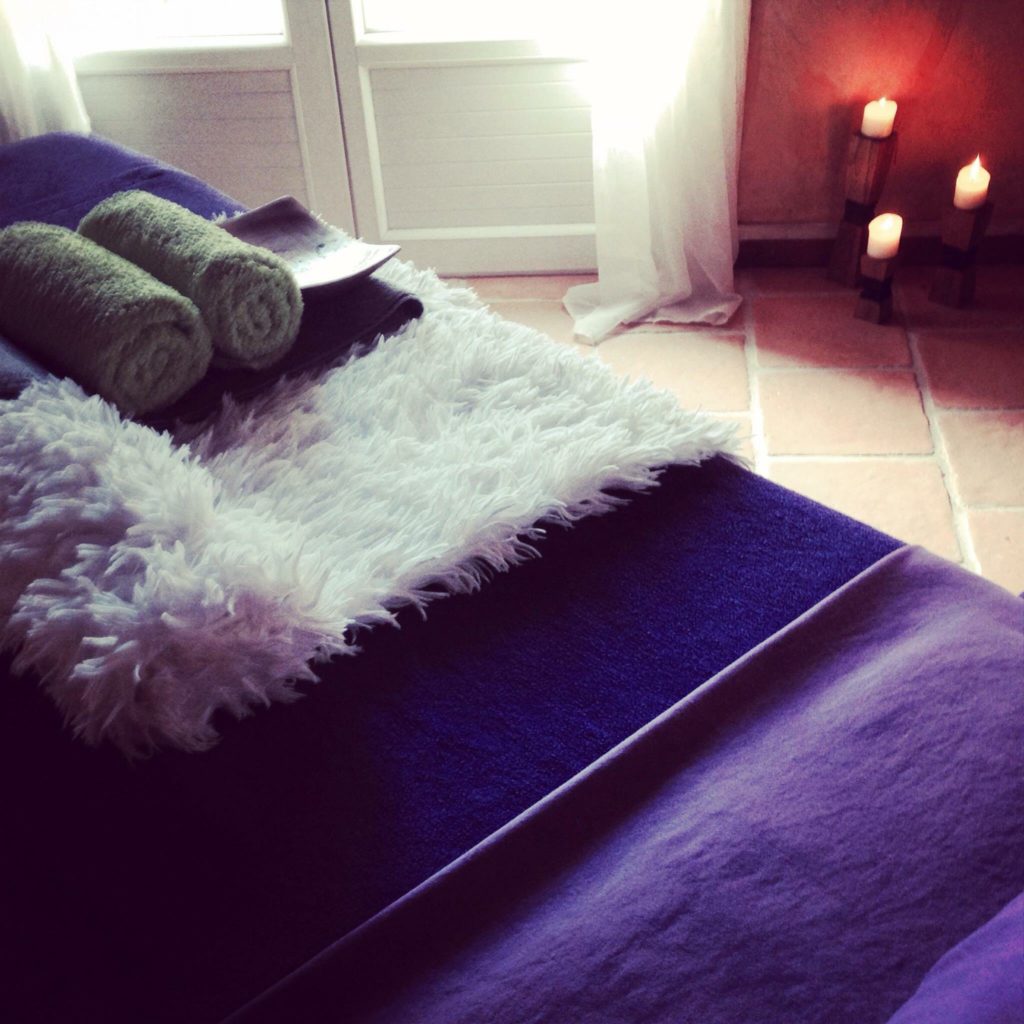 Le massage Tuina s'applique à débloquer / stimuler l'énergie et restaurer une circulation fluide et harmonieuse du Qi (énergie) dans l'ensemble du corps.